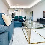 Inf45P- Modern 3 Bed City Apartment Next To Beach