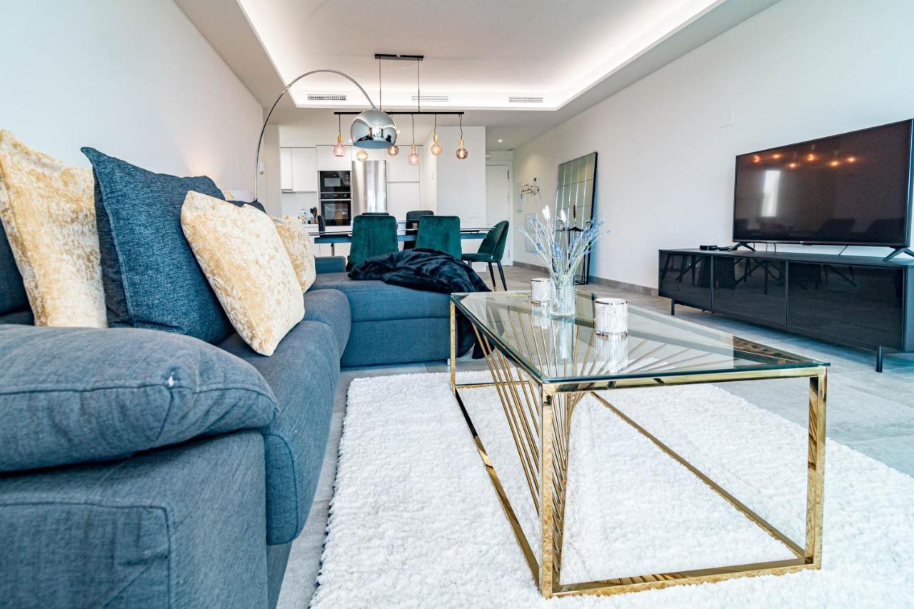 Inf45p- Modern 3 Bed Next To *