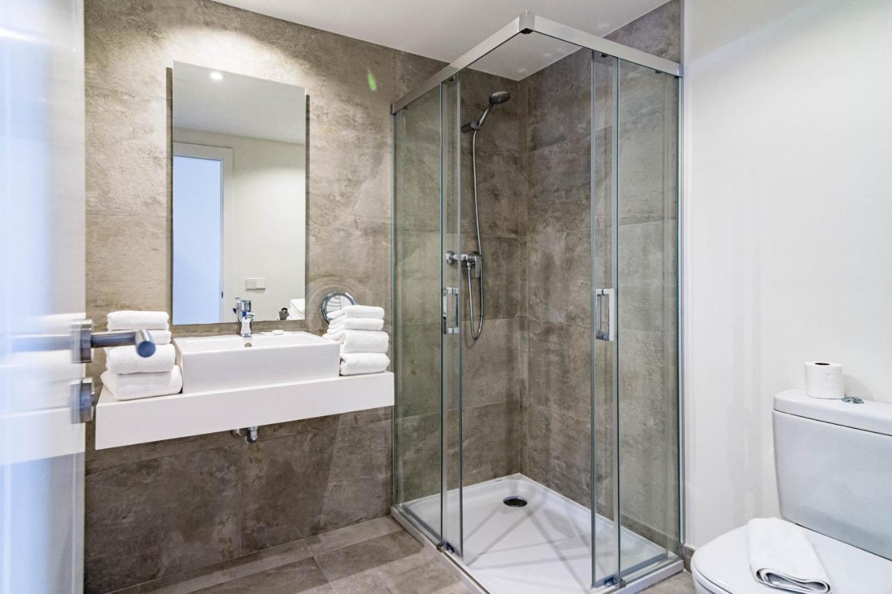Inf45p- Modern 3 Bed Next To *